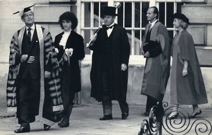 Os Reis da Espanha caminham para a Senate House precedidos pelo reitor da universidade, o duque de Edimburgo, para a cerimônia de doutorado Honoris Causa pela Universidade de Cambridge, em 7 de julho de 1988.