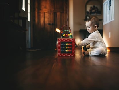 Por qué los bebés tienen que pasar tiempo en el suelo