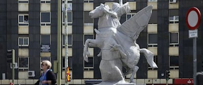 Es conocida por la 'plaza de la Momia' por la estatua envuelta en lona.