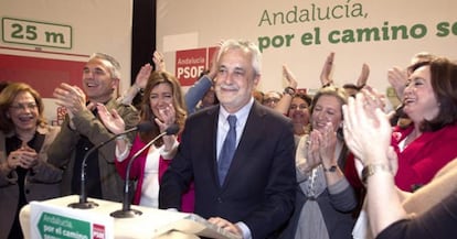 José Antonio Griñán (c), durante la comparecencia ante los medios de comunicación que ha ofrecido para valorar el resultado de su partido en las elecciones