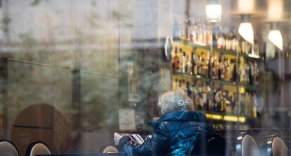 Lucila Vázquez, en la cafetería del hotel de Ourense en el que vive actualmente.