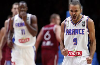 Parker celebra una canasta en el Francia-Letonia.