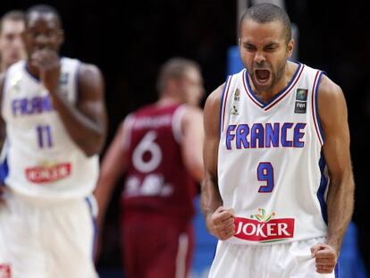 Parker celebra una canasta en el Francia-Letonia.