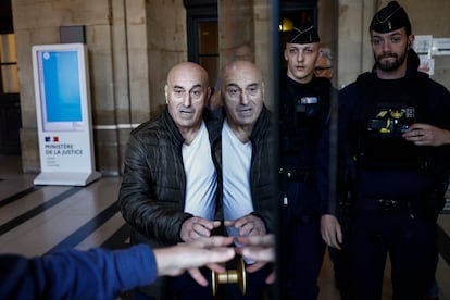 Yunice Abbas, another of those involved in the theft of Kim Kardashian, upon arrival on the first day of judgment held in Paris.
