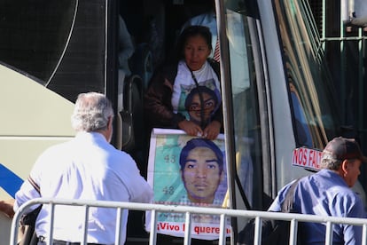 Alejandro Encinas recibe a los familiares de los normalistas.