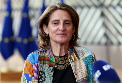 La vicepresidenta tercera y ministra de Transición Ecológica, Teresa Ribera, atiende a los medios en Bruselas.