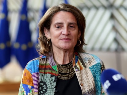 La vicepresidenta tercera y ministra de Transición Ecológica, Teresa Ribera, atiende a los medios en Bruselas.