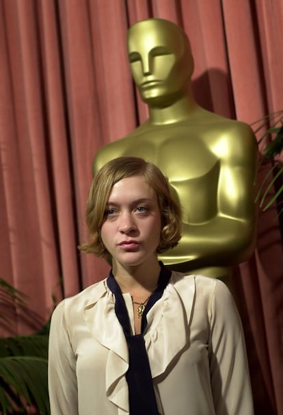 Chloë Sevigny, junto a un Oscar gigante en el año 2000. Esa noche no se pudo llevar el pequeñito, al que estaba nominada por 'Boys Don't Cry'.