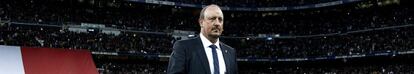 Benítez abandona el césped del Bernabéu.