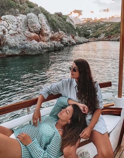 La influencer Dulceida y su mujer, Alba Paul Ferrer, en Menorca.