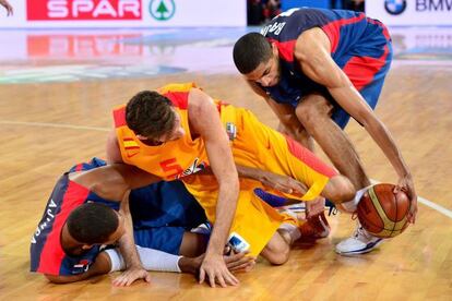 Rudy pelea el bal&oacute;n con Ajinca y Batum.