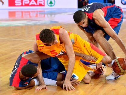 Rudy pelea el balón con Ajinca y Batum.