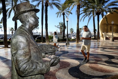 La nueva estatua de Alicante dedicada al pintor Emilio Varela.