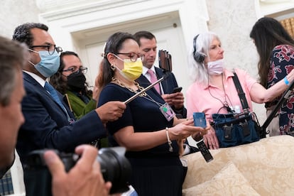 Integrantes de la prensa durante el encuentro entre los dos presidentes.
