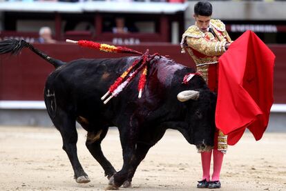 Alejandro Talavante, ante su primer toro en Las Ventas. Compartió cartel con los diestros Finito de Córdoba y Daniel Luque. Con toros de la ganadería Juan Pedro Domecq.