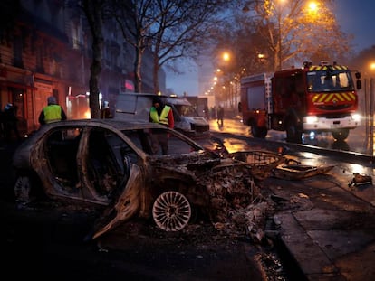Vehículo quemado cerca del Arco de Triunfo, en París.