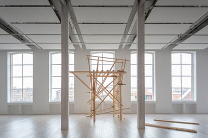 Parte de la estructura de madera creada por Martin Anson y sus alumnos para la exposición de Fabra i Coats.