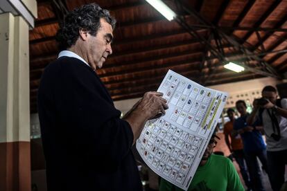 De estas elecciones saldrán los 102 nuevos senadores y 166 representantes a la Cámara para el periodo legislativo que comenzará el próximo 20 de julio. En la imagen, el candidato de la Coalición Colombia, Sergio Fajardo, antes de ejercer su derecho a voto en un colegio electoral en Medellín (Colombia), el 11 de marzo de 2018.