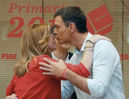 Susana Díaz y Pedro Sánchez se saludan momentos antes del único debate de las primarias.