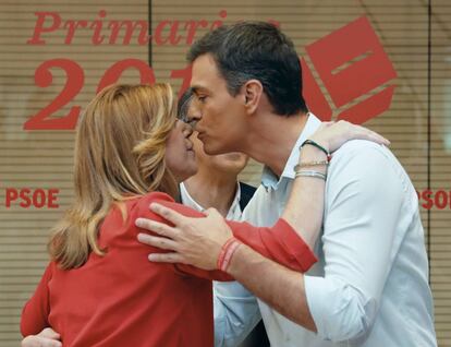 Susana D&iacute;az y Pedro S&aacute;nchez se saludan momentos antes del &uacute;nico debate de las primarias.