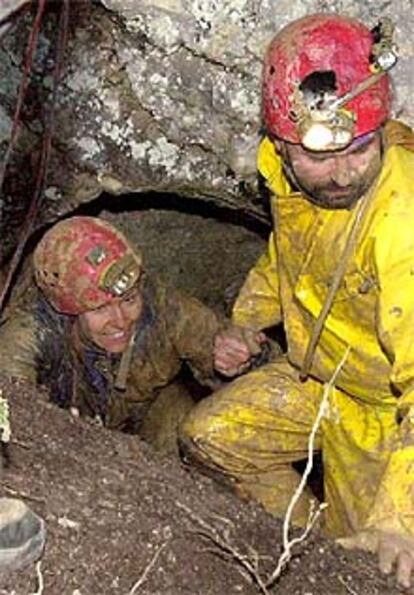 Miembros del equipo de socorro junto a una de las espeleólogas suizas.