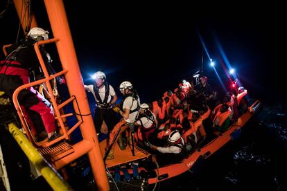 El barco 'Aquarius' realiza un rescate de pateras frente a las costas de Libia. 