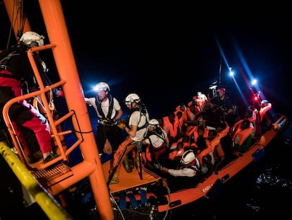 El barco 'Aquarius' realiza un rescate de pateras frente a las costas de Libia. 