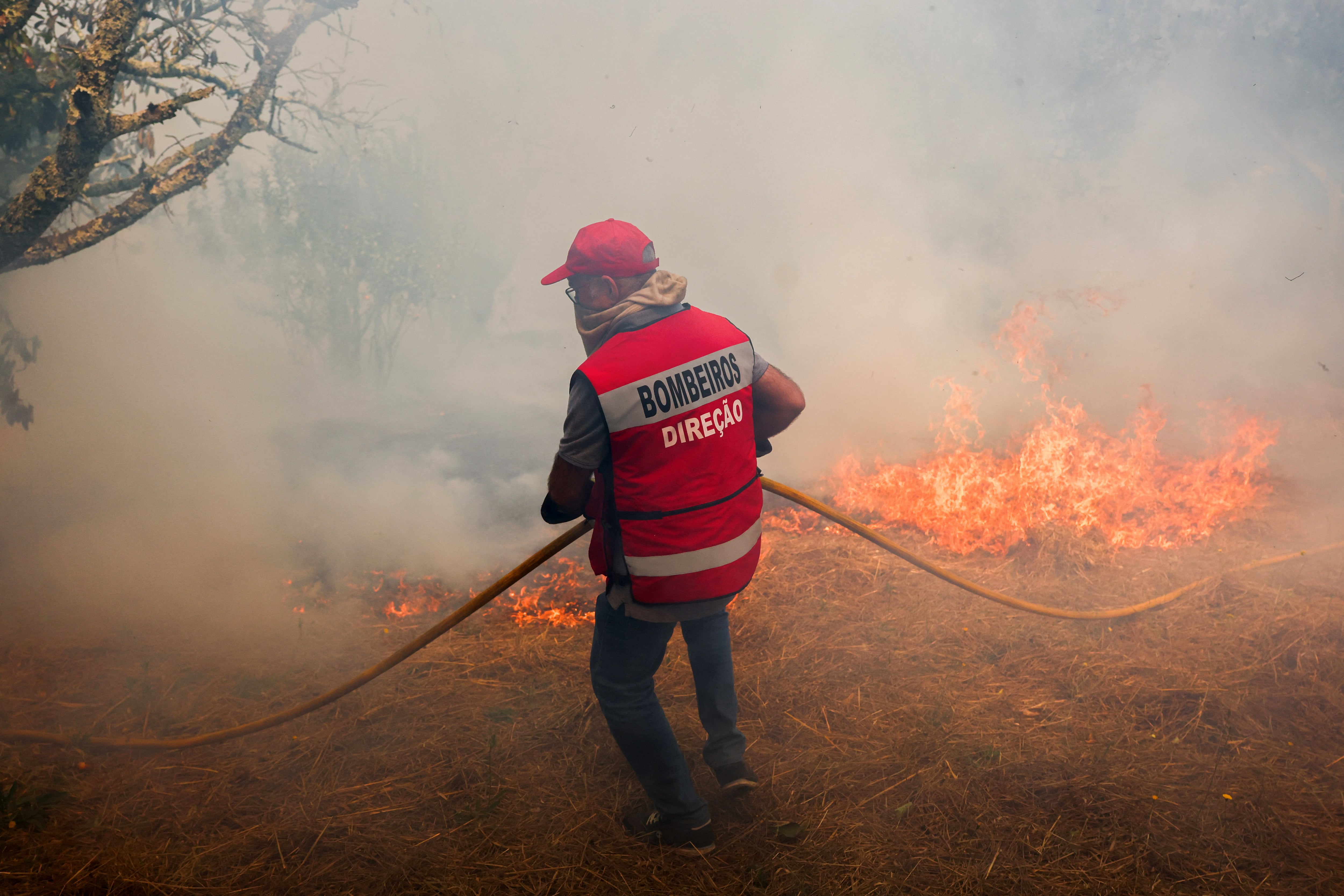 Portugal pide ayuda aérea a la Unión Europea tras verse desbordado por 36 incendios simultáneos 