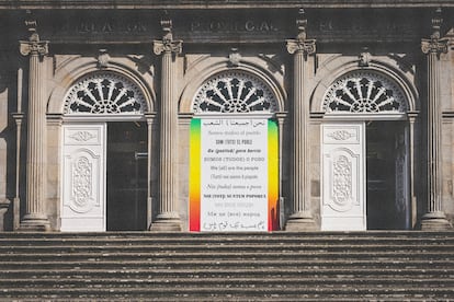 'Wir (alle) sind das Volk' [Somos (todos) el pueblo] 2003-2025. Obra de Hans Haacke expuesta en la bienal de este año.