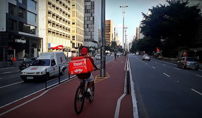 Repartidores en bici de São Paulo observan un aumento de la demanda durante la cuarentena