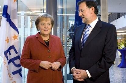 Rajoy conversa con la canciller alemana Angela Merkel durante un receso de la Cumbre del Partido Popular Europeo, que se ha celebrado en Bonn.