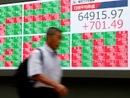 Una persona pasa junto a un panel de cotizaciones bursátiles en Tokio, Japón, el 4 de septiembre de 2026.