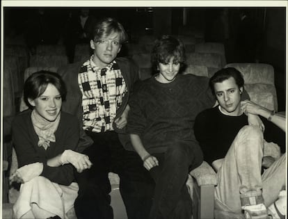 Sheedy, con parte del elenco de ‘El club de los cinco’, 1985.