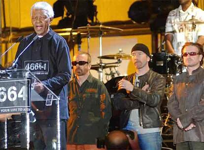 El ex presidente surafricano y Nobel Nelson Mandela, con el grupo U2, en un concierto de lucha contra el sida.