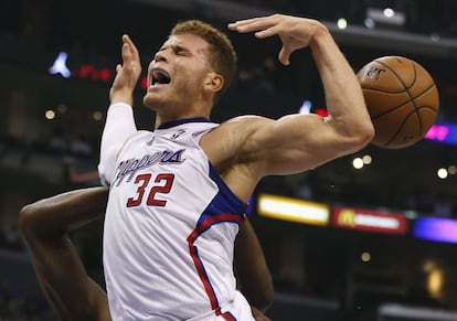 Blake Griffin recibe una falta de Elton Brand, de Dallas.