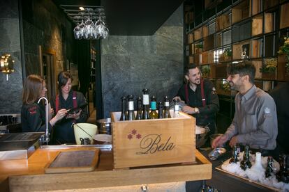 Trabajadores del restaurante Lakasa, en Madrid.