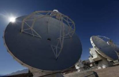 Fotografía tomada el pasado 13 de marzo en la que se registro el plano general de dos antenas radiotelescópicas del Atacama Large Millimeter Array (ALMA), en la Cordillera de los Andes chilenos. Trabajadores de este centro de investigación astronómica exigen mejores salarios. EFE/Archivo