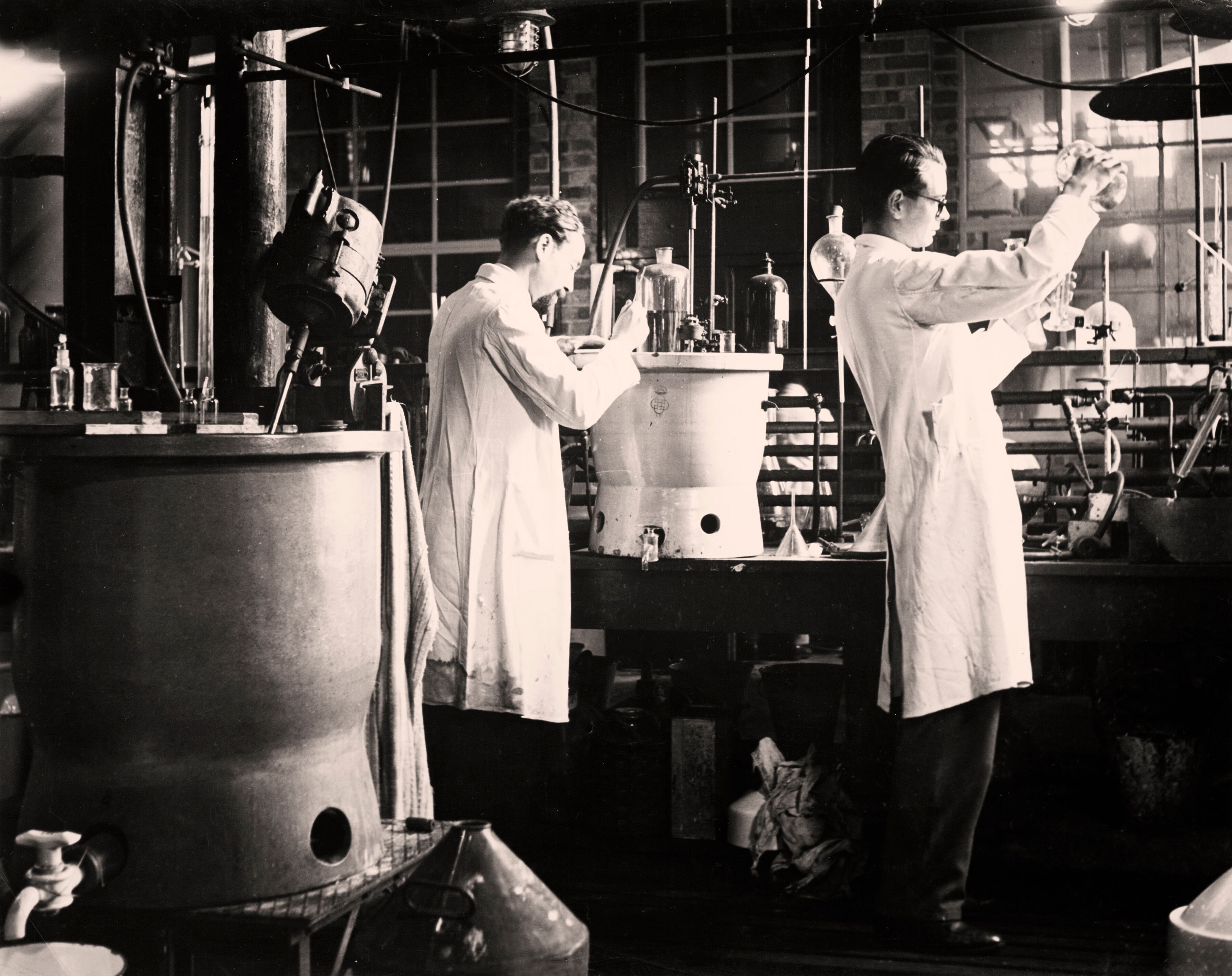 Dos técnicos refinando penicilina en un laboratorio británico, en 1943. Poco después, se empezaría a producir a gran escala.
