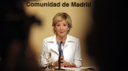 Esperanza Aguirre, en una rueda de prensa durante su etapa de presidenta de la Comunidad de Madrid.