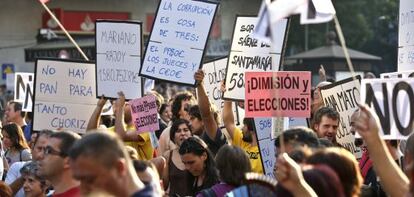 Manifestación de indignados frente a la sede del PP en la calle Génova.