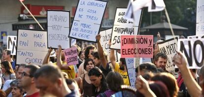 Manifestaci&oacute;n de indignados frente a la sede del PP en la calle G&eacute;nova. 