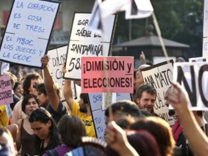 Manifestaci&oacute;n de indignados frente a la sede del PP en la calle G&eacute;nova. 