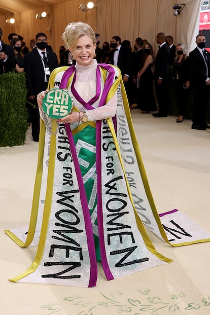 Carolyn B. Maloney con el vestido más feminista de la noche. Un look que reivindica la igualdad con frases como "derechos iguales".