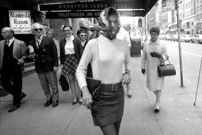 Jacqueline Kennedy no dudaba en cubrirse el cabello con un pañuelo de seda si no estaba perfecto.