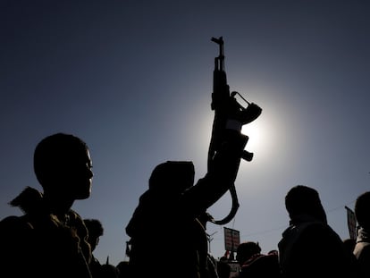 Un hombre sostiene un arma durante una protesta contra la operación recientemente anunciada para salvaguardar el comercio y proteger los barcos en el Mar Rojo, en Saná, Yemen.