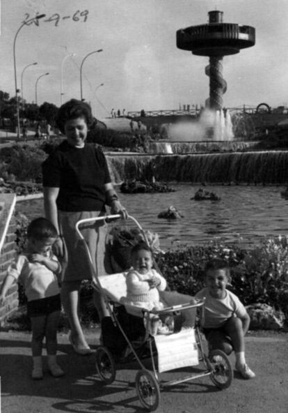 Una familia posa en la avenida principal del Paque de Atracciones, en 1969, con la torre Restaurante al fondo.