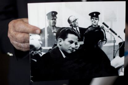 La mano de Gabriel Bach, uno de los fiscales que montó la acusación contra Eichmann en 1961, muestra una foto de aquel juicio.