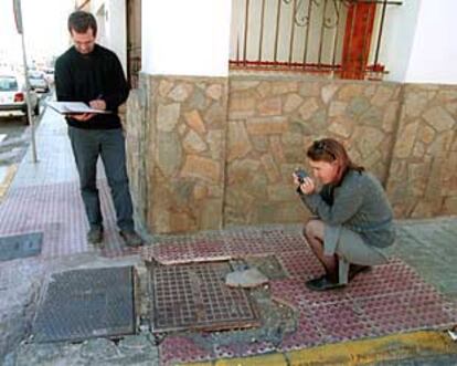 Jerónimo Benavides y Margarita Sánchez, durante la inspección de una acera en Almería.