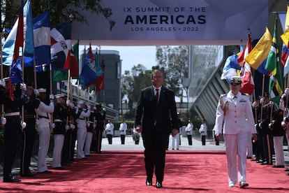 El canciller Marcelo Ebrard, encargado de las relaciones exteriores de México, llega a la sede de la Cumbre de las Américas para la ceremonia de apertura. Andrés Manuel López Obrador, el presidente mexicano, renunció a participar en la Cumbre debido al desacuerdo sobre la falta de invitación a países que EEUU no considera democráticos: Nicaragua, Cuba y Venezuela.