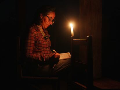 Victoria Reyes toma notas en la comunidad amazónica de Yaranda, donde no hay electricidad, en octubre de 2019.